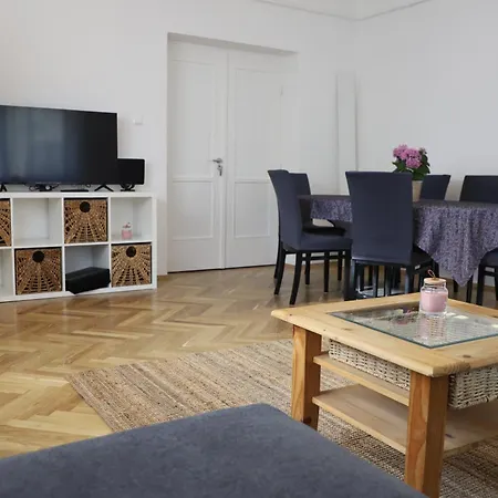 Attila Vendeghaz דירה *