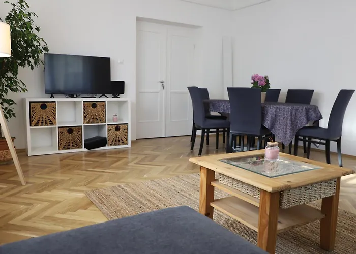 Attila Vendeghaz דירה *